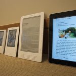 various e-book readers. From right to left iPad (Apple、2010) kindle DX (Amazon、2009) kindle 2 (Amazon、2009) kindle 1 (Amazon、2007) PRS-505 (Sony、2007) PRS-500 (Sony、2006). (Photo credit: Wikipedia)