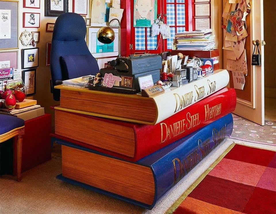 When a booklover designs a desk… ❤