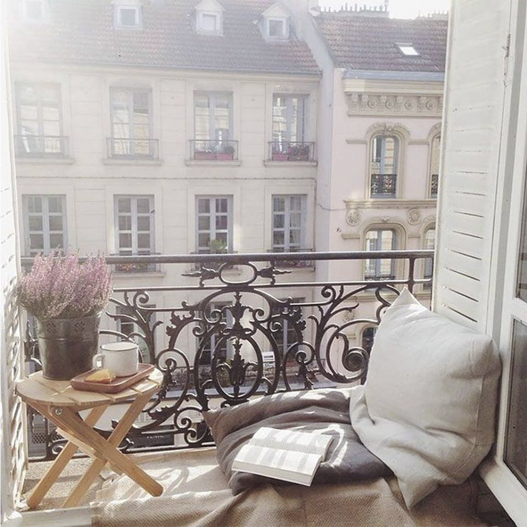 It’s worth getting up early to enjoy a good book and the first rays of the morning sun… 🌞