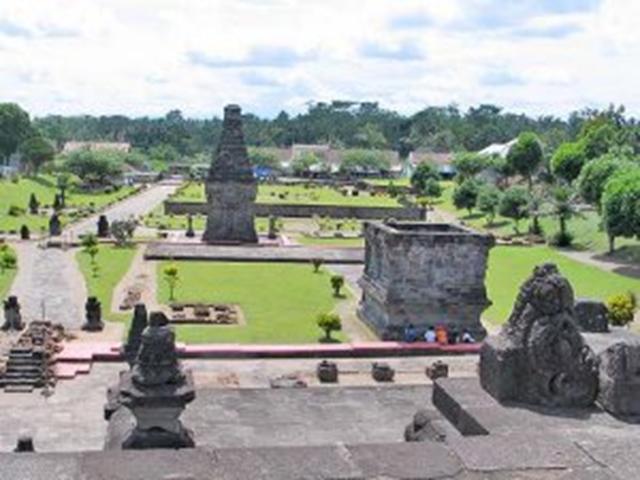 http://oediku.files.wordpress.com/2011/11/komplek-candi-penataran.jpg?w=300&h=225